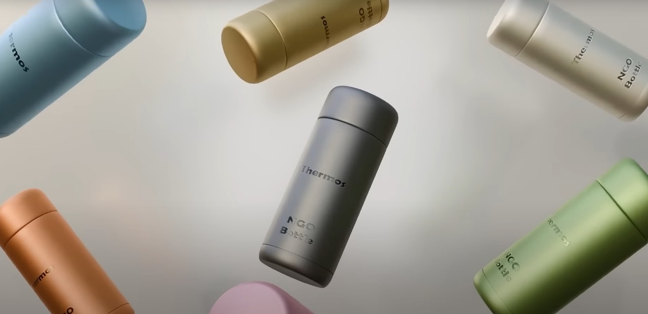 3D render: coloured thermos bottles floating around a central grey bottle.